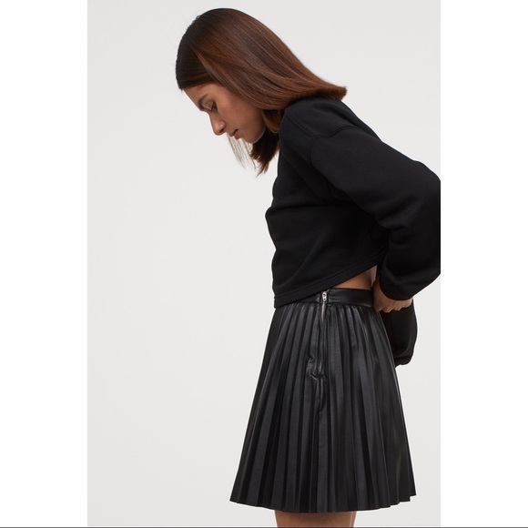 H&M Faux Leather Pleated High Waisted Mini Skirt - Picture 3 of 6